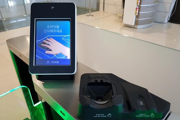 제주공항 3층에 마련된 생체정보 인식 장치. 제주-김포 항공노선 이용객은 사전에 생체정보를 등록해 두면 신분증 없이 통과할 수 있다.