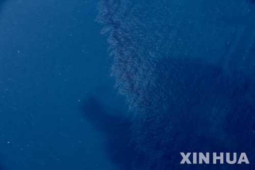 15일 중국 국가해양국 감시항공기로 찍은 사진. 이란 유조선이 침몰된 해역에서 기름이 유출되고 있다. 사진=뉴시스.