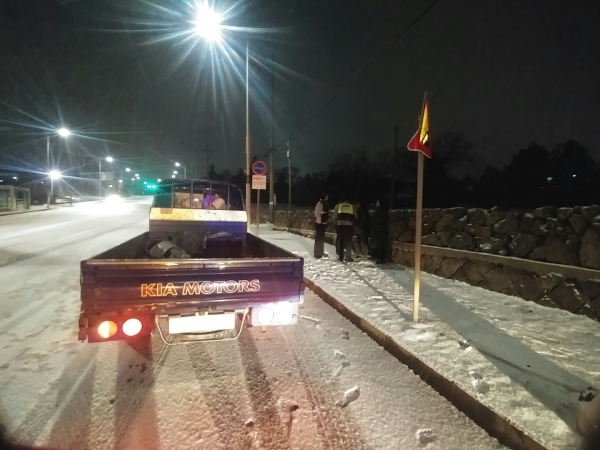 대설특보로 통제 중인 5.16도로를 체인도 없이 지나려던 무면허·불법체류 중국인들이 검거됐다. (사진=제주지방경찰청)