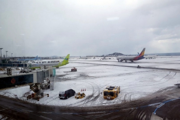 5일 눈으로 뒤덮인 제주국제공항.