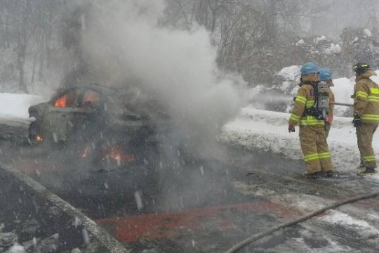 엔진 과열로 추정되는 불로 차량이 전소됐다. 사진=제주소방안전본부.