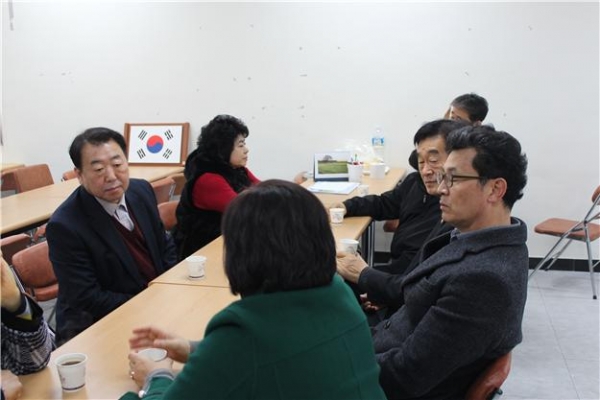 김방훈 제주도지사 예비후보가 자신의 캠프 사무실을 방문한 장애인 시설 관계자들과 대화를 나누고 있다.