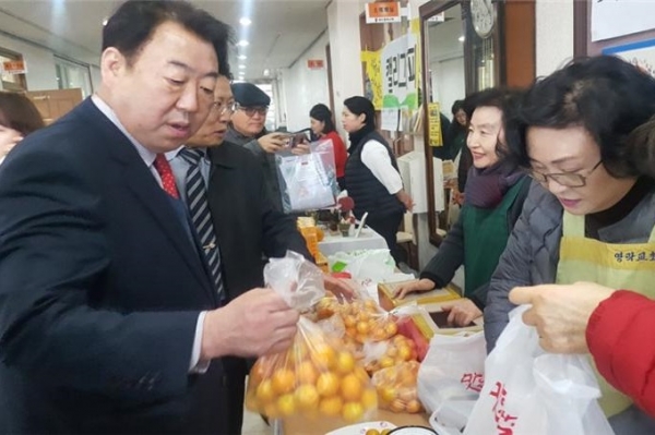 23일 영락교회서 개최된 선교바자회에 참석한 김방훈 제주도지사 예비후보.