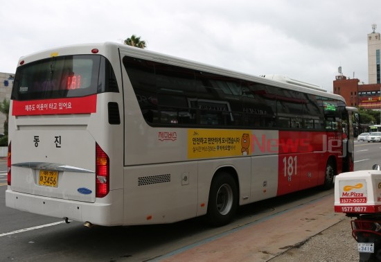 오는 12월 30일부터 급행버스의 요금이 최대 3000원으로 25% 인하된다. 하귀-함덕을 오가는 시내 급행버스는 1200원으로 오는 21일부터 운행될 예정이다. ⓒ뉴스제주