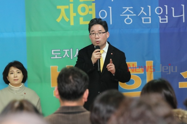 박희수 제주도지사 예비후보가 27일 자신의 선거사무소에서 선거 출마 기자회견을 하고 있다.