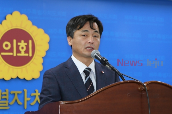 김우남 예비후보 캠프 측의 고유기 대변인이 문대림 예비후보의 유리의성 주식과 관련해 연일 공세를 펴고 있다.