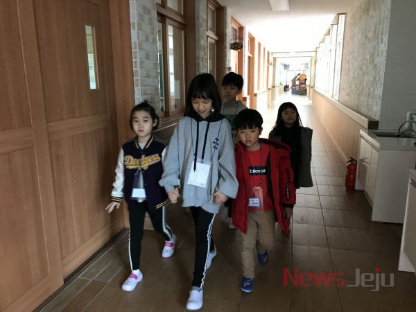 제주북초등학교, 6학년들이 신입생들을 위해 학교 안내를 하고 있다.