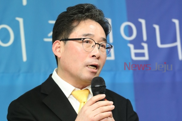 더불어민주당의 박희수 제주도지사 예비후보. 27일 자신의 선거사무소에서 도지사 출마 기자회견을 가졌다.