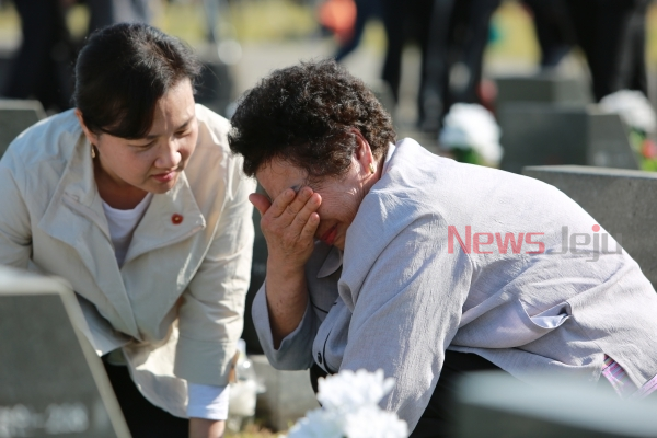 제70주년 제주4.3 희생자 추념식이 진행된 지난 4월 3일, 행방불명인 묘역 앞에서 울음을 쏟고 있는 희생자 유족.