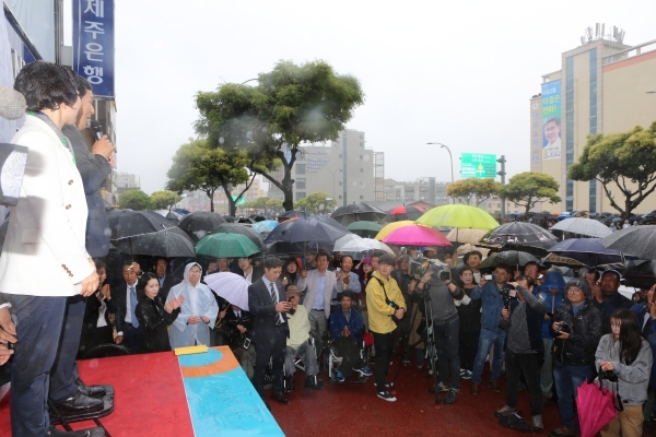7일 비가 내리는 와중에도 원희룡 후보 선거사무고 개소식이 야외에서 진행됐다.