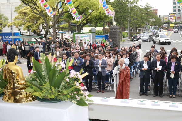 제주시는 지난 9일 오후 6시에 제주시청 본관 앞에서 불기 2562년 부처님 오신 날 제주시청 봉축연등 점등식을 개최했다.