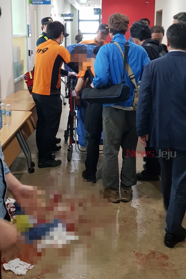 김 씨가 몸에 지니고 있던 흉기로 팔목을 그으면서 자해를 가하자, 현장에 있던 사람들이 급히 119를 불러 병원으로 후송시켰다.