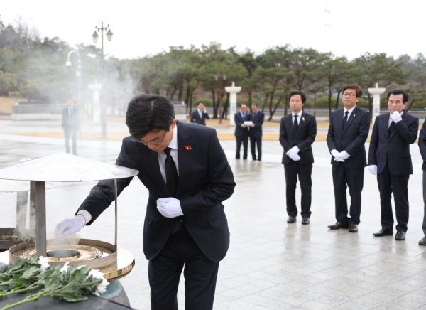 지난 3월15일 광주광역시에서 열린 ‘전국시도교육감협의회’  당시 5.18 국립묘지를 방문한 모습.
