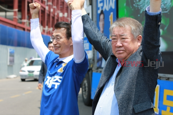 더불어민주당 김우남 전 최고위원이 7일 문대림 제주도지사 후보를 위한 지원유세에 나섰다.