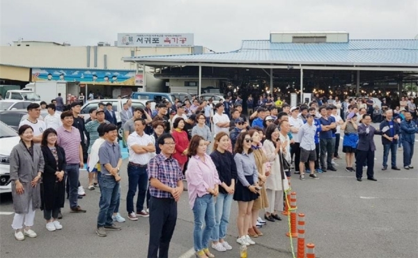 문대림 후보를 보기 위해 서귀포오일장에 모인 시민들.