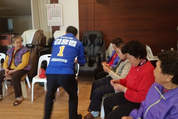 김용범 제주도의원 후보(더불어민주당, 정방·중앙·천지동)는 투표일을 하루 앞둔 12일 천지동노인회관을 방문했다.