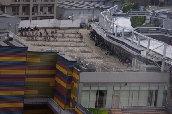 일본 주차빌딩위에 자전거주차장  모습.