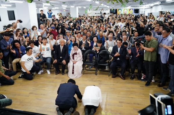 원희룡 후보가 제주도지사 선거에서 당선이 확실시되자 자신의 선거캠프에 모인 지지자들에게 배우자와 함께 큰 절을 올리고 있다.
