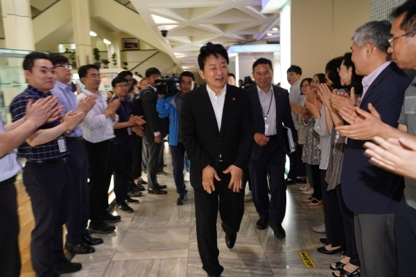 원희룡 지사가 6.13 지방선거에서 재선에 성공한 뒤 곧바로 직무에 복귀해 제주도청으로 출근했다.