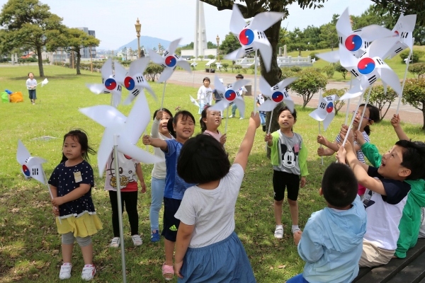이날 어린이들은 태극 바람개비와 함께 만세동산에 올라 독립만세를 외쳐보기도 했다.