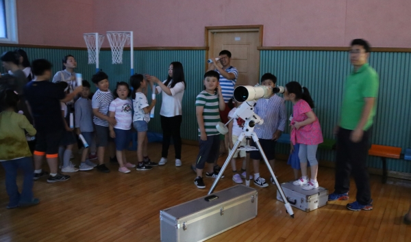 제주교육과학연구원은 지난 19일 한마음초등학교 학생 50명과 학부모 26명 대상으로 '찾아가는 천체관측교실'을 운영했다.