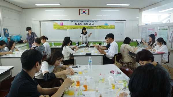성산초등학교는 지난 21일, 28일 2일간 학부모를 대상으로 천연재료의 종류를 알아보고, 천연재료를 이용한 보톡스 크림, 미스트 만들기를 직접 체험하고 있다.