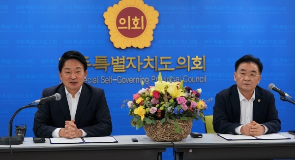 ▲ 원희룡 지사와 김태석 의장이 13일 '협치 제도화'를 위한 공동 기자회견에 나섰다. ©Newsjeju