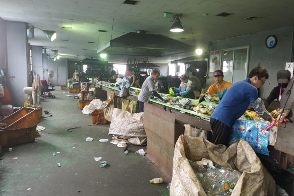 제주시 환경시설관리소는 재활용품 선별장 야간 운영을 실시해 미선별 야적된 재활용품을 전량 처리했다고 밝혔다.