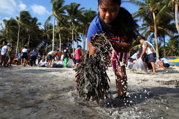 ▲ 필리핀 보라카이 섬이 폐쇄된 첫 날 자원봉사자, 주민 등이 투입돼 해변을 청소하고 있다. 사진 = AP/뉴시스. ©Newsjeju