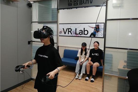 제주시 여성가족과 청소년수련관은 8월부터 VR 및 3D프린터 체험관을 운영한다고 밝혔다.