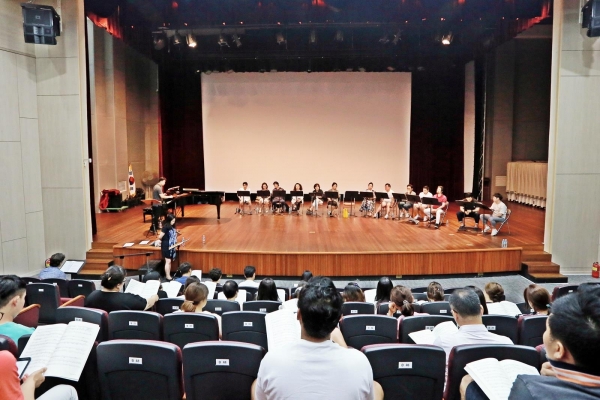 ▲ 창작오페레타 이중섭의 배우들과 서귀포합창단 단원들이 연습을 하고 있다. ©Newsjeju