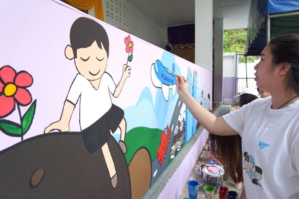 이날 기념식엔 대한항공 방콕지점 직원들, 태국의 학생 및 교사들이 학교 건물 벽화 그리기와 체육 활동 등을 함께 했다.