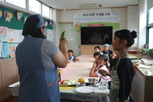 ▲ 남원초등학교는 교육복지 여름방학 프로그램으로 '맛있게 놀자'를 운영하고 있다. ©Newsjeju