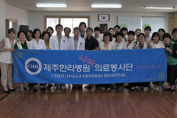 제주한라병원 사랑의 의료봉사단은 지난 18일 조천읍 조천리 비석거리 경로당에서 의료봉사활동을 진행했다.