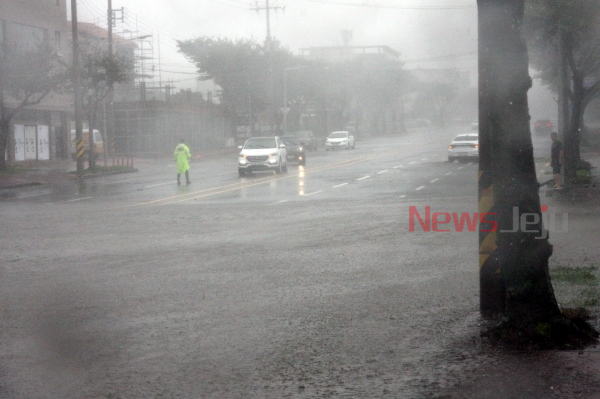 ▲ 연삼로 일부 구간도 불어난 빗물로 침수돼 차량 통행이 불가해 유턴해야 하는 상황이다. ©Newsjeju