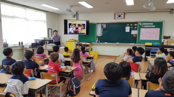 ▲ 태흥초등학교는 지난 5일 제주보관찰소 책임관을 초청해 ‘학교폭력예방교육’을 실시했다. ©Newsjeju