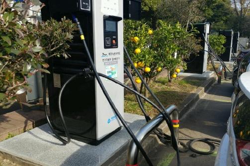 제주도청 주차장에 설치된 전기자동차 급속충전기 모습.
