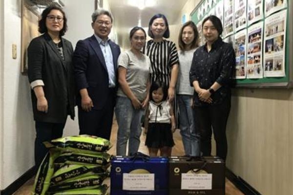 한국다문화청소년제주협회는 21일 글로벌센터와 (사)제주다문화교육복지연구원에 쌀과 선물센트 등 추석맞이 후원물품을 전달했다.