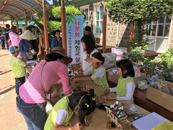 ▲ 구좌읍이주여성가족지원센터가 구좌중앙초에서 진행한 다문화 체험. ©Newsjeju