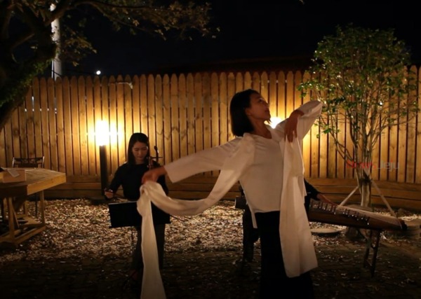 ▲ 이날 버스킹 비익련리 연주에선 춤꾼 김수아의 즉흥춤 무대도 이어졌다. ©Newsjeju
