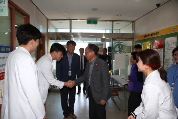 ▲ 고희범 시장은 우도면보건지소를 방문해 직원들을 격려했다. ©Newsjeju