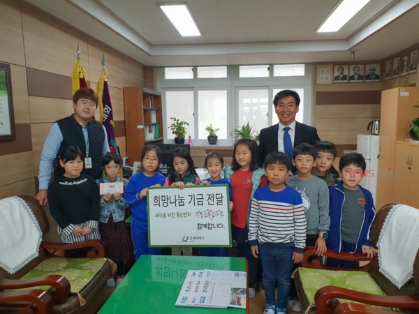 ▲ 아라초 1학년학생들이 나눔장터를 실시해 수익금 전액을 굿네이버스에 기부했다. ©Newsjeju