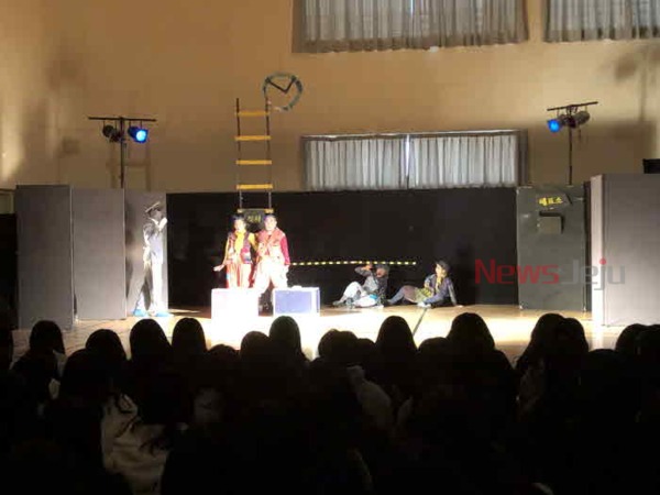 ▲ 한림고등학교는 1, 2학년학생들을 대상으로 '찾아가는 신나는 예술여행, 극단 초인 연극공연'을 무대에 올렸다. ©Newsjeju