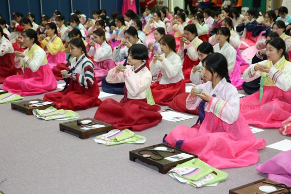 ▲ 제주여자상업고등학교는 지난 29일 3학년 재학생 대상으로 제10회 계례식을 운영했다. ©Newsjeju