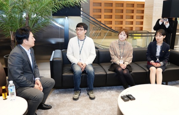 녹지국제병원에 취업한 관계자들과 대화를 나누고 있는 원희룡 제주도지사.