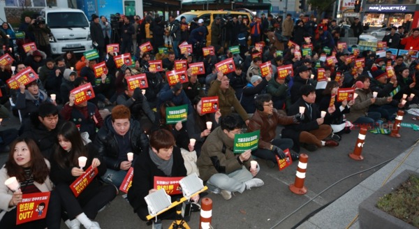 원희룡 제주도지사 퇴진을 위한 제1차 촛불집회가 15일 저녁 제주시청 광장 일대서 개최됐다.
