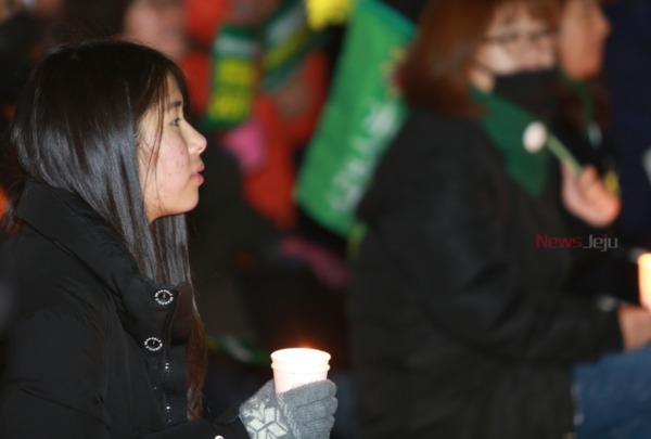원희룡 제주도지사 퇴진과 영리병원 허가 철회를 촉구하기 위한 두 번째 촛불집회가 24일 제주시청 광장 일대서 개최됐다.