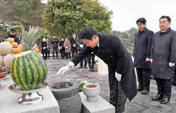 ▲ 충혼묘지에서 신년참배를 하고 있는 원희룡 제주도지사. ©Newsjeju