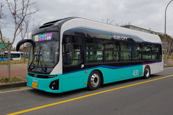 ▲ 제주시에 처음 도입되는 전기 저상버스. 오는 19일부터 6대가 431번, 432번 노선에 투입된다. ©Newsjeju