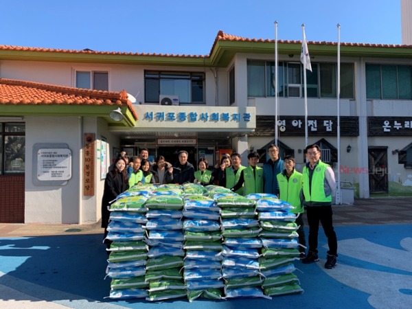 ▲ JDC는 지난 17일 주택관리공단 제주지사에서 도내 취약계층을 위한 쌀 전달식을 가졌다. ©Newsjeju
